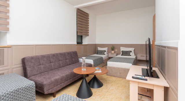 Superior Neljän hengen huone Alex Hotel
