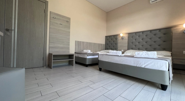Трёхместный номер 1 этаж Улучшенный с балконом Отель Moon Hotel