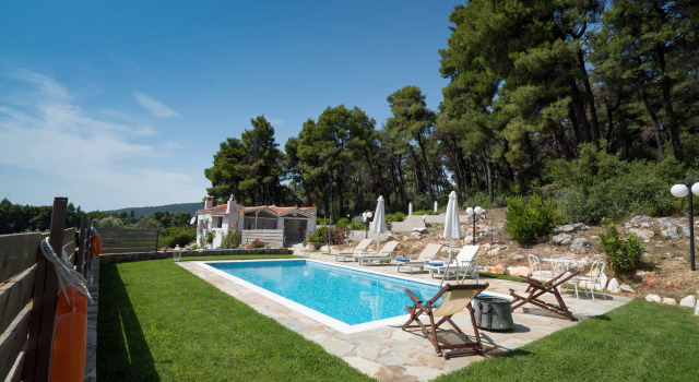 Вилла с 2 комнатами с красивым видом из окна Luxury Villa with Private Pool in Skopelos, Nature Retreat, Villa Pine Trees by Kardous