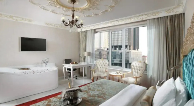 Suite with Jacuzzi с видом на город White Monarch Hotel