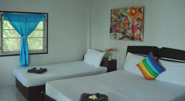 Трёхместный номер Standard с балконом и с видом на море Гостевой Дом The Ocean Phangan Homestay