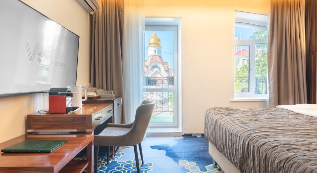 Двухместный люкс с балконом и с видом на город Отель V Hotel&Rooftop Lounge