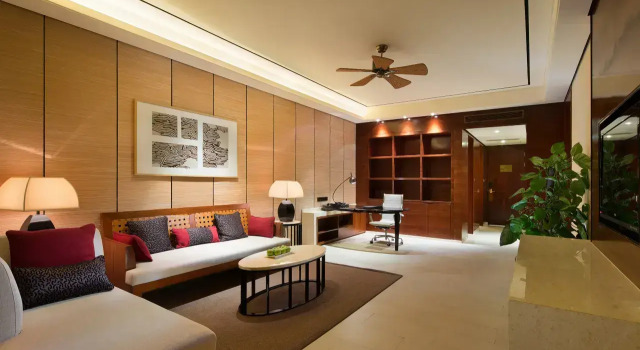 Семейный люкс Superior с балконом и с видом на город Crowne Plaza Sanya City Center by IHG