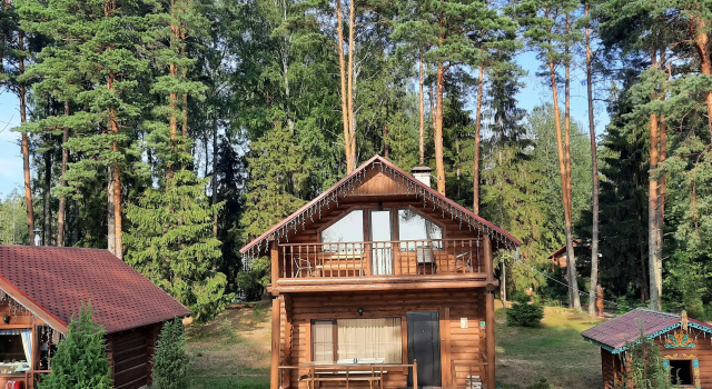 Шестиместный коттедж с 3 комнатами с балконом и с красивым видом из окна Отель загородный Тридевятое царство