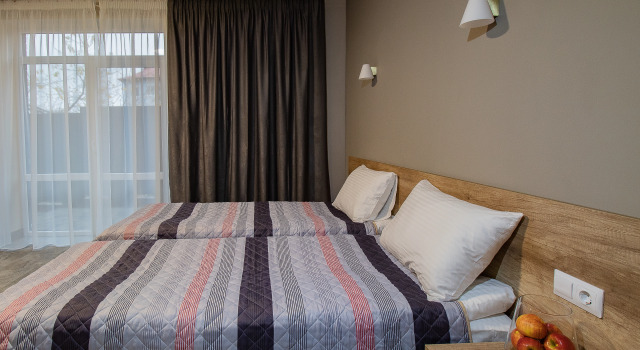 Guest House Palmniken, Book Pension Hoteller i Yantarny med parkering, Parkering