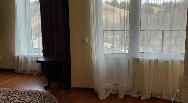 Четырёхместный номер Comfort с 2 комнатами с балконом и с красивым видом из окна Гостевой дом У Cтеклянной струи
