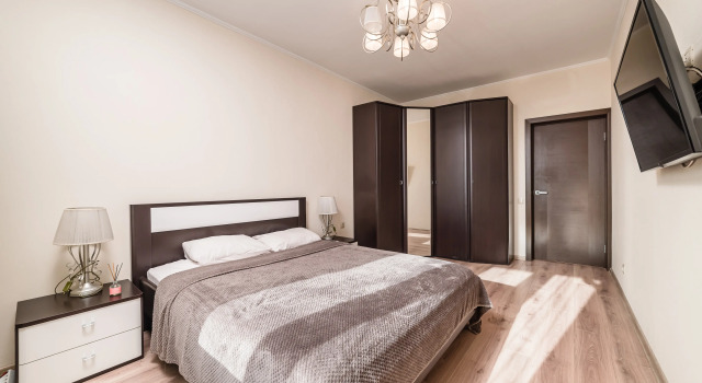 Четырёхместный люкс с балконом и с красивым видом из окна Квартиры ЛЮКСОВЫЕ с ВИДОМ возле АКВАПАРКА и ЦЕНТРА Казани от сети Rushouse РусХаус