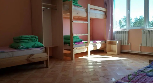 Кровать в общем номере (мужской номер) с балконом и с красивым видом из окна Хостел Этно