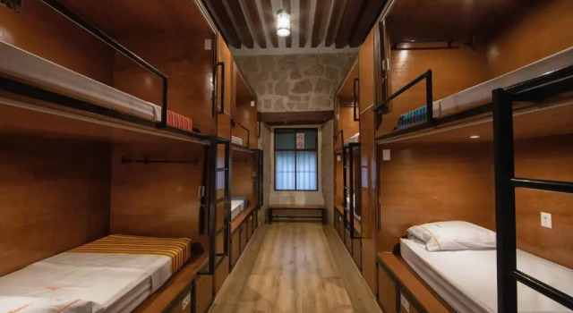 Łóżko w pokoju wieloosobowym (pokoju wieloosobowym żeńskim) z widokiem OYO Hostal Mich