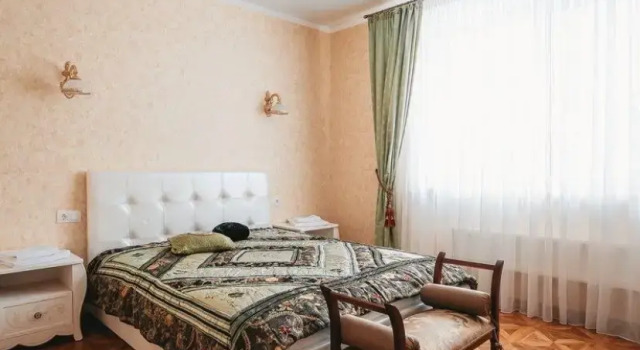 Шестиместный коттедж с 6 комнатами с балконом и с видом на сад Частный дом На Кедровом переулке