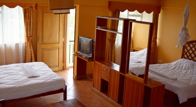 Семейный номер Standard с балконом и с красивым видом из окна YWCA Parkview Suites