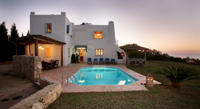 Clarissa & Carmel’s Villa, Rezerwuj Willa Hotele w Pomos z basenem, w pobliżu Tpoulorotsos Beach, Basen
