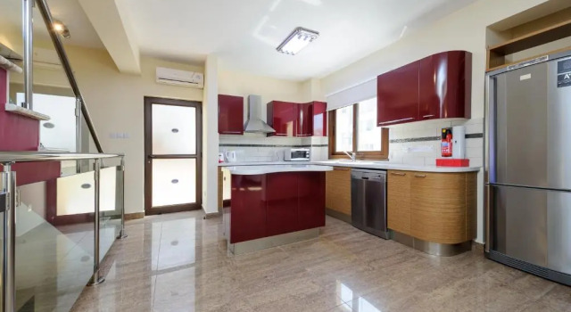 O podwyższonym standardzie willa 5 pokoi i balkonem i z widokiem Seafront Protaras Luxury Resort Villa