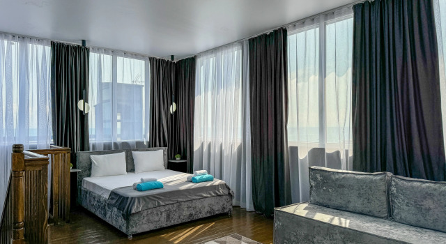 Люкс с 2 комнатами с балконом и с частичным видом на море Отель Bruni Loft Hotel