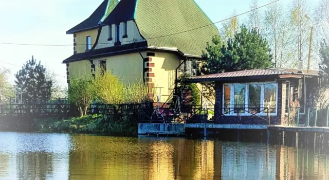 Коттедж с 4 комнатами Частный дом Cottage Kld на Берегу Озера с Шикарной Беседкой на Воде