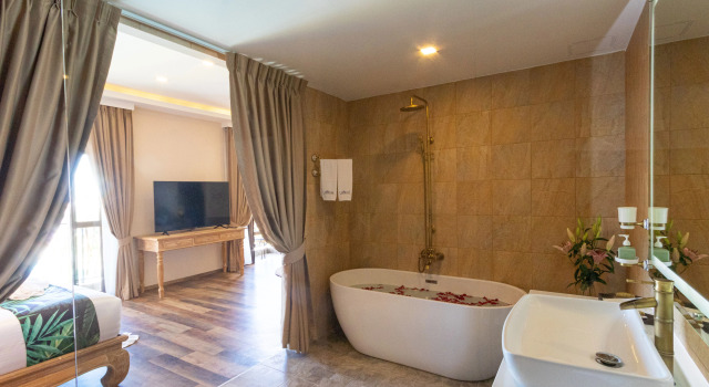 Двухместный люкс с видом на море Vannee Golden Sands Beachfront Resort
