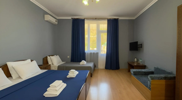 Трёхместный номер Улучшенный с балконом и с видом на город Отель Aura City Hotel