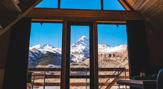 Коттедж с балконом и с красивым видом из окна Гостевой Дом RestArt Cottages in Kazbegi
