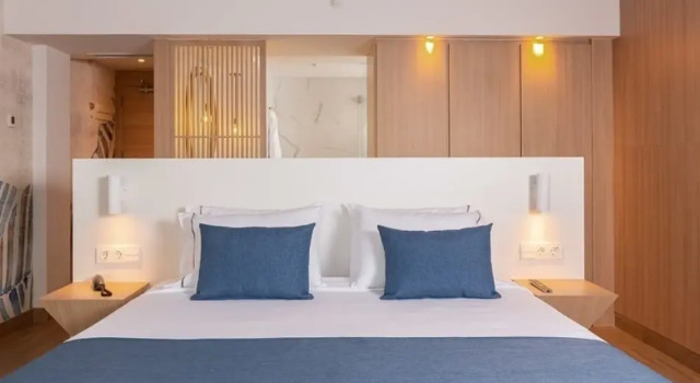 Четырёхместный люкс Семейный с видом на бассейн LAzure Hotel Sup