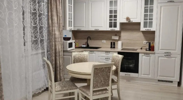 Uyutnaya Dvushka V Zvezdnom Flat, Prenota Appartamento Hotel a Tyumen Region con piscina, Piscina
