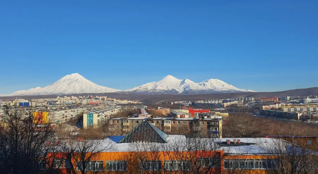 Квартира с видом на вулканы, Забронировать Апартаменты/квартира Отели Петропавловска-Камчатского с парковкой, рядом с Свято-Троицкий кафедральный собор, Парковка