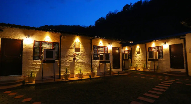 Ambika Resort Hotel, Rezerwuj Ośrodek wypoczynkowy Hotele w Uttarakhand z basenem, Basen