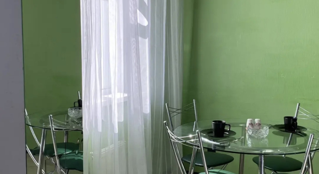 Uyutnaya Studiya v 2 Minutakh ot Trts Planeta Flat, Reserva ahora Apartamento Hoteles en Krasnoyarsk con aparcamiento, Aparcamiento