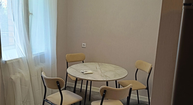 Prostornaya, Svezhiy Remont, Udobnaya Transportnaya Razvyazka Flat, Prenota Appartamento Hotel a Tyumen Region con parcheggio, Parcheggio