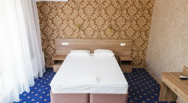 Отель Ревю