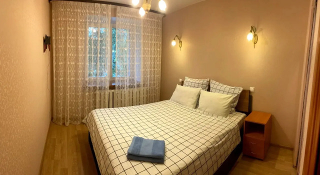 Dvukhkomnatnaya S Kukhney Gostinoy Dennoch Flat, Prenota Appartamento Hotel a Udmurtia con parcheggio, Parcheggio