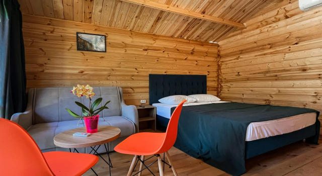 Четырёхместный коттедж Comfort с балконом и с видом на сад Гостевой дом A-Home