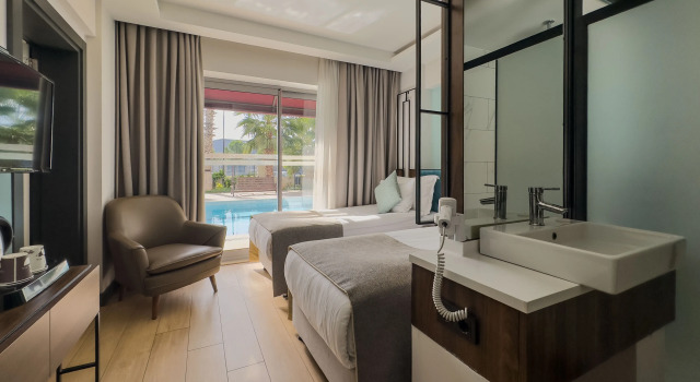 Номер Семейный с видом на бассейн Leaf Port Hotel