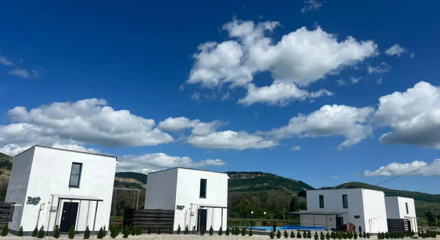 Коттедж с балконом и с видом на реку База Отдыха Усадьба Плавни