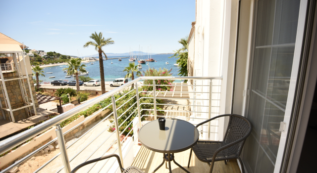 Семейный люкс с балконом и с видом на море Отель Mia Hill Suites