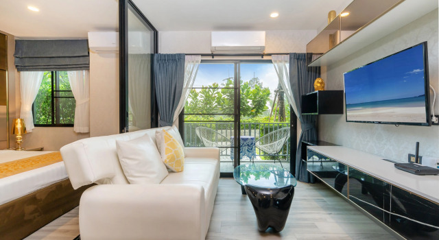 Двухместный номер Executive с балконом и с красивым видом из окна 46m2 Luxury Poolside 1 Bedroom Free Netflix Apartments	