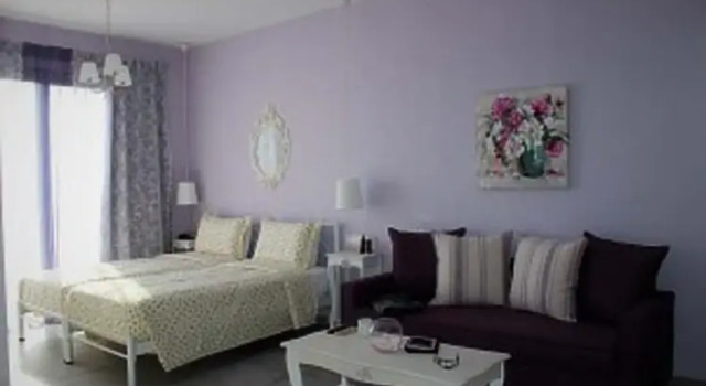 Студия с балконом и с красивым видом из окна The Village Apartments