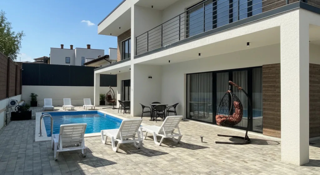 Novy Sinij Taunkhaus s Basseynom Villa, Rezervovat Vila Sevastopol 