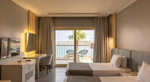 Четырёхместный люкс Posh Club Crystal Jacuzzi с балконом Sunrise Crystal Bay Resort -Grand Select