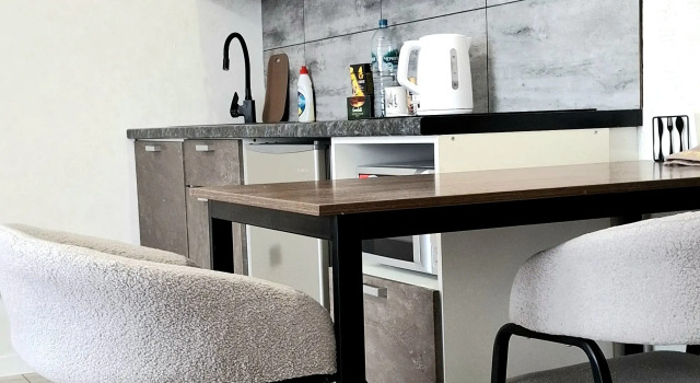 Uyutnaya Studiya V Kottedzhe Flat, Rezerwuj Apartament Hotele w Central Russia z parkingiem, Parking
