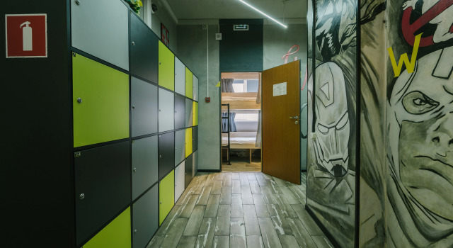 Seng i sovesal med byudsigt Like Hostel