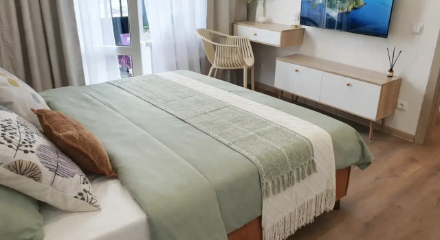 Yevrodvushka s Balkonom Lanaroom 60000 Flat, Rezervovat Apartmán Hotely v Lyuberetsky District s parkováním, Parkování