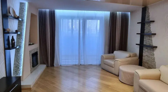 Chetyrekhkomnatnaya Vozle Parka Sady Mechty Flat, Reserva ahora Apartamento Hoteles en Krasnoyarsk con aparcamiento, Aparcamiento