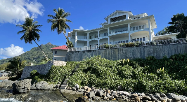 Апартаменты Вилла VallonEnd Beach Front