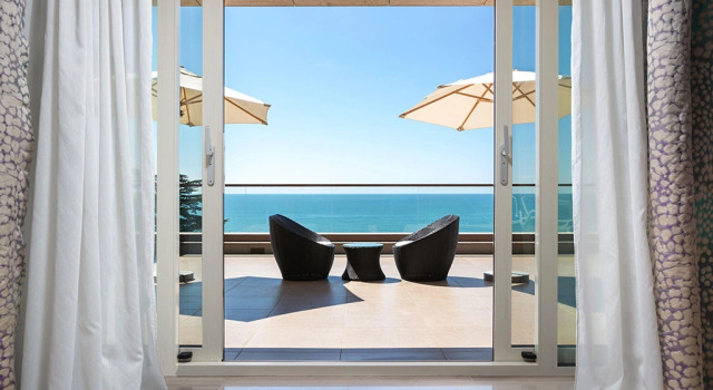 Двухместный люкс с террасой с гостиной с видом на море Swissôtel Resort Сочи Камелия