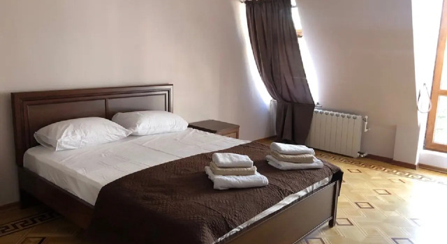 Etværelseslejlighed med udsigt over gårdspladsen Strela Hotel