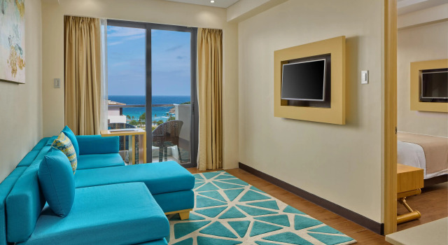 Двухместный люкс с гостинной Executive c 1 комнатой Savoy Hotel Boracay near Newcoast Beach