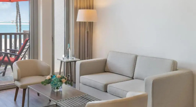 Люкс Lounge Access, Dedicated Pool & Beach c 1 комнатой с видом на море Отель JA The Resort - JA Palm Tree Court