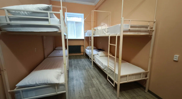 Pat în dormitor cu vedere la curte Mir Hostel
