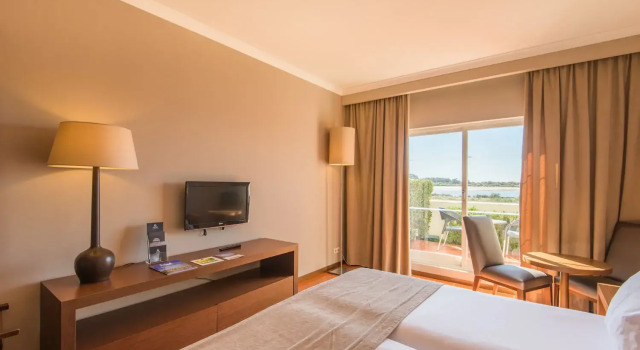 Одноместный номер Standard с балконом и с видом на реку Отель Eco Hotel Vila Galé Albacora