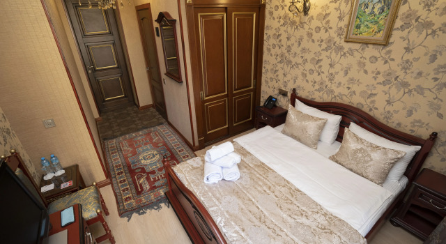Двухместный номер Deluxe с балконом и с видом на окрестности Royal Antique Boutique Hotel
